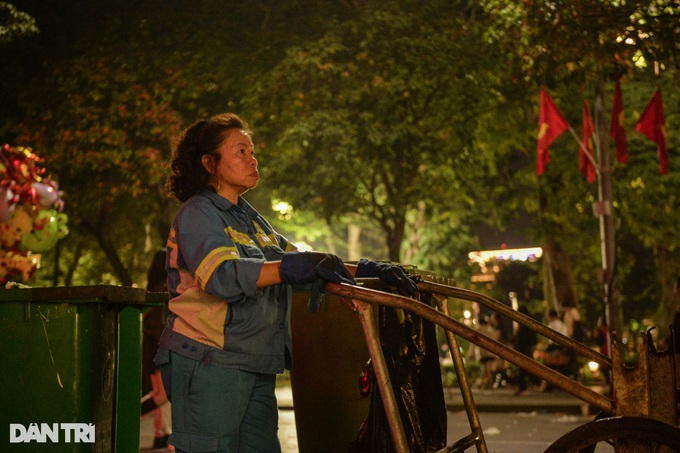 Area around Hoan Kiem Lake covered in rubbish following New Year celebrations - 8