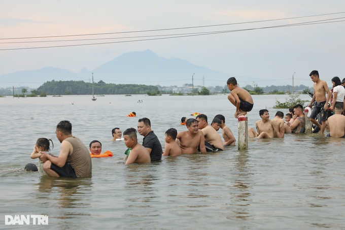 Hanoi village isolated by flooding - 8 Hanoi village isolated by flooding - 8