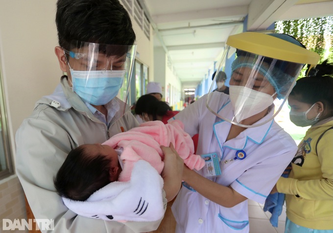 Newborns with Covid-19-infected mothers taken care by volunteers in HCM City - 12 Newborns with Covid-19-infected mothers taken care by volunteers in HCM City - 12