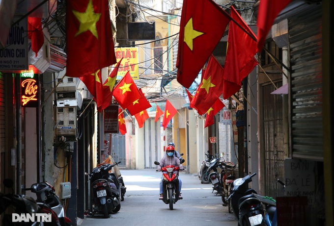 Red flags cover Hanoi streets on National Day - 2