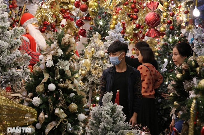 Early Christmas atmosphere on Hanoi streets - 10