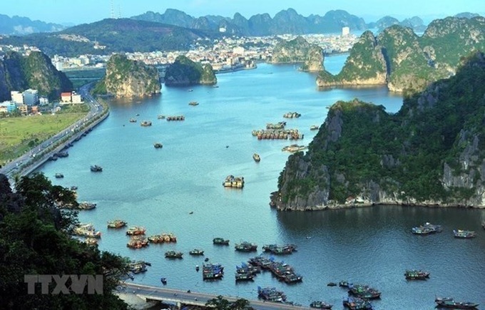 Tourists flock again to Quang Ninh after social distancing rules lifted - 1 Tourists flock again to Quang Ninh after social distancing rules lifted - 1