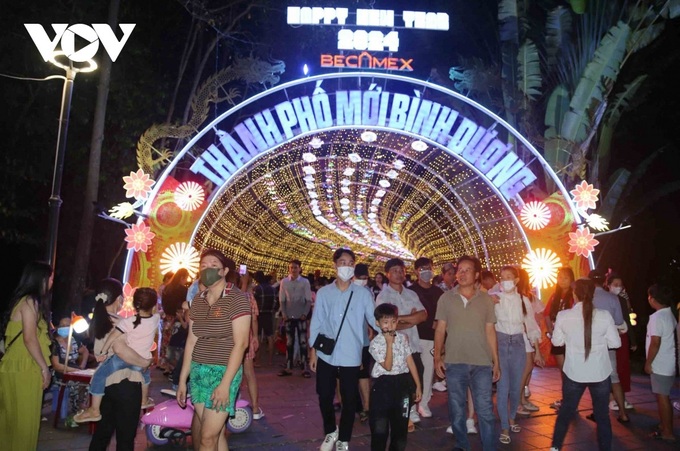 Vietnamese revelers jubilantly ring in New Year 2024 - 14 Vietnamese revelers jubilantly ring in New Year 2024 - 14