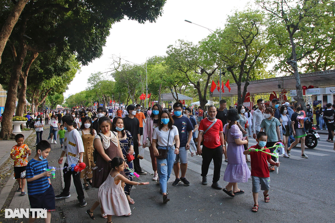 Hanoi pedestrian streets crowded again - 9