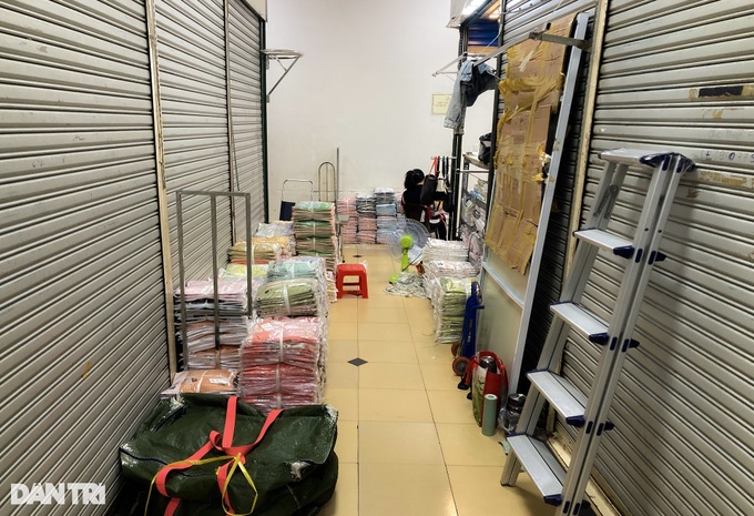 Traders at HCM City's biggest fashion market close due to losses - 4 Traders at HCM City's biggest fashion market close due to losses - 4