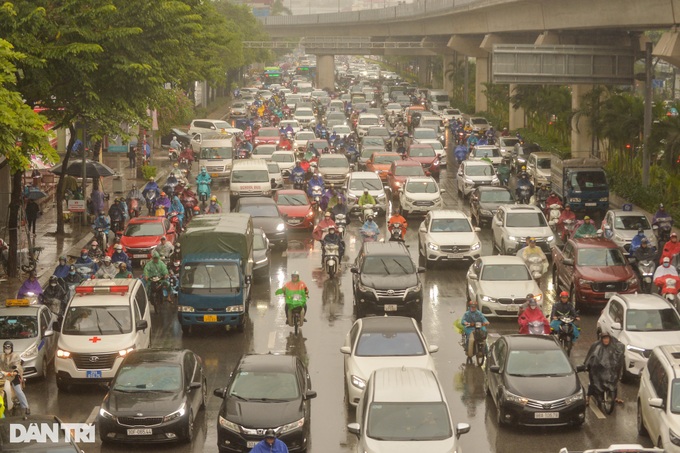 Rain worsens Hanoi’s traffic congestion - 2