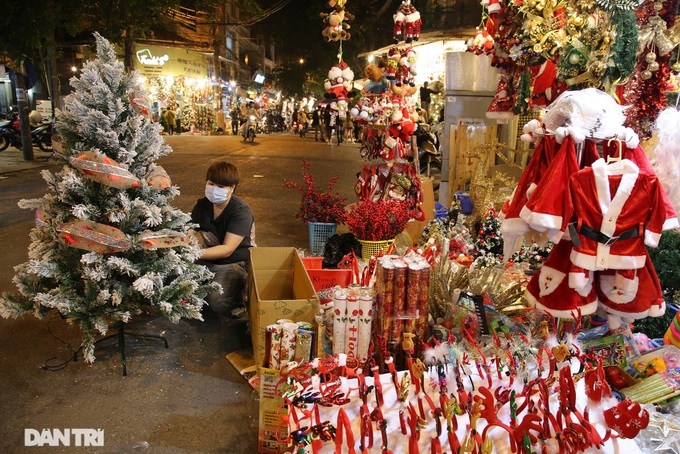 Early Christmas atmosphere on Hanoi streets - 11