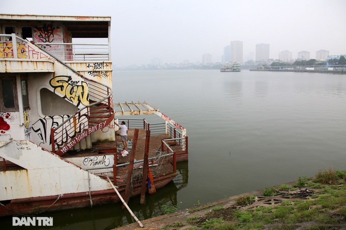 Floating restaurants left idle on the West Lake for years - 5