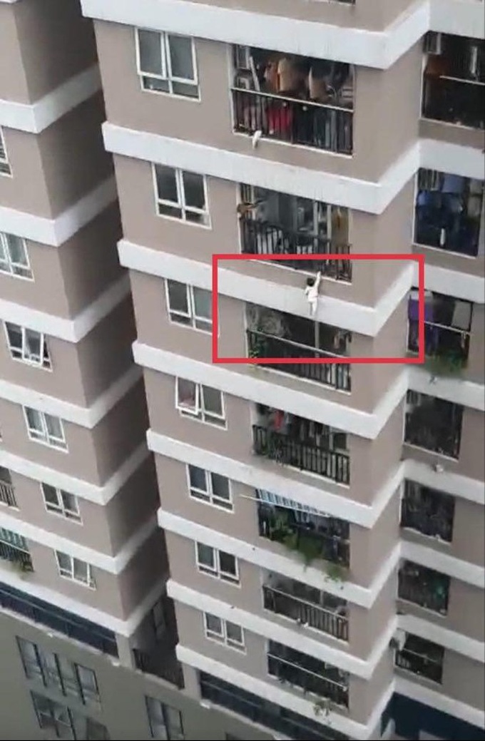 Little girl survives fall from 12th-floor balcony in Hanoi - 1 Little girl survives fall from 12th-floor balcony in Hanoi - 1