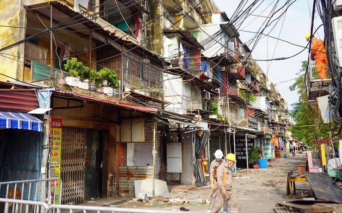 Haiphong evacuates hundreds from leaning apartment building - 1