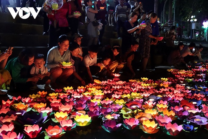 Vietnamese revelers jubilantly ring in New Year 2024 - 15 Vietnamese revelers jubilantly ring in New Year 2024 - 15
