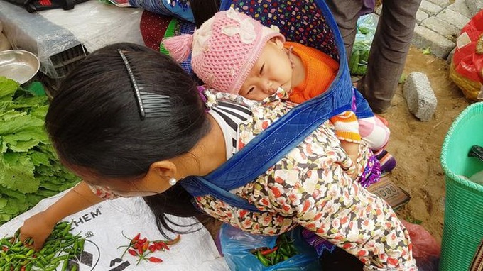 Children carried by mothers at Bac Ha Market - 8