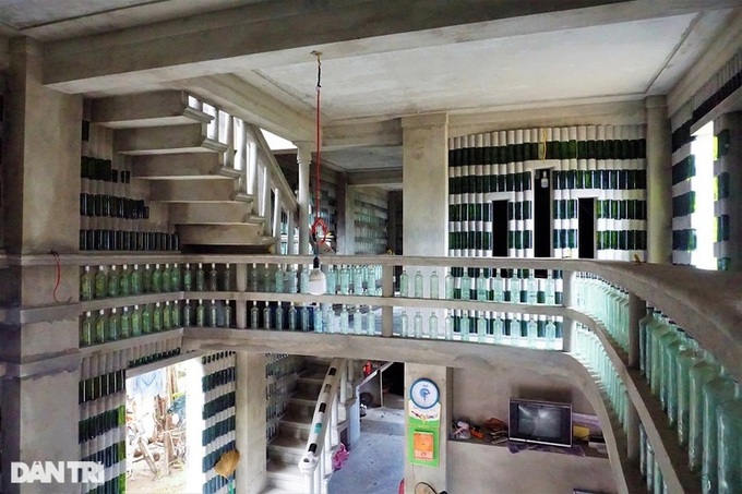 Hoi An man uses recycles bottles to decorate house - 9