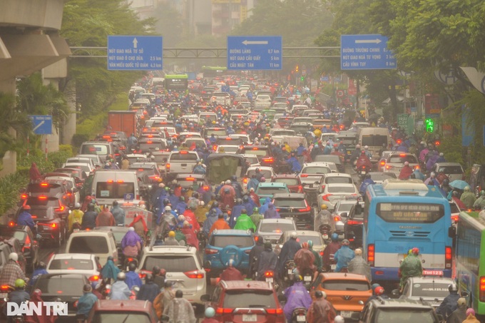 Rain worsens Hanoi’s traffic congestion - 4
