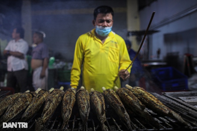 Grilled snakehead fish street busy for God of Wealth Day - 4