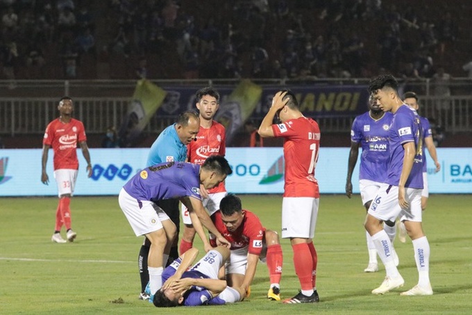 Vietnamese footballer strictly punished following brutal tackle - 1