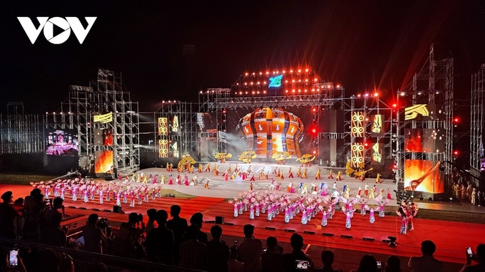 Vietnamese revelers jubilantly ring in New Year 2024 - 16 Vietnamese revelers jubilantly ring in New Year 2024 - 16