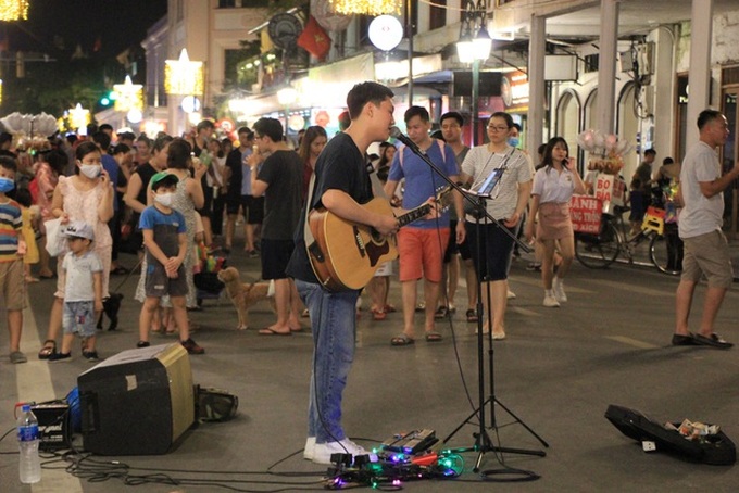 Hoan Kiem pedestrian streets crowded again after being reopened - 5