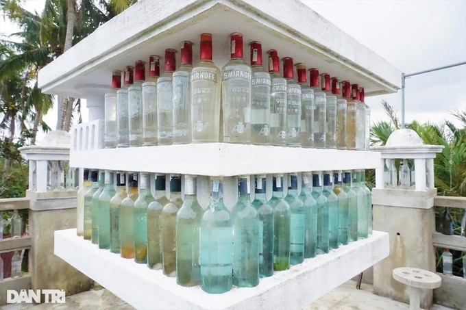 Hoi An man uses recycles bottles to decorate house - 10