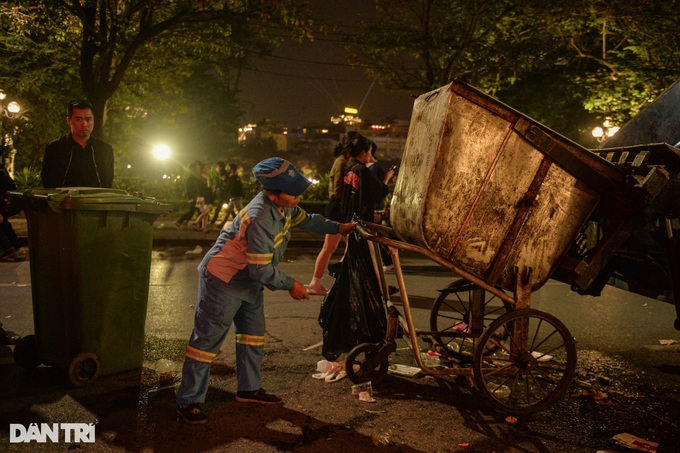 Area around Hoan Kiem Lake covered in rubbish following New Year celebrations - 7