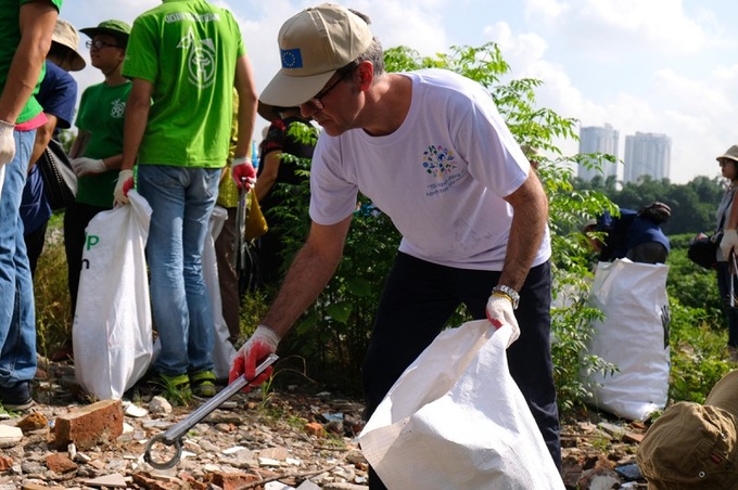 200 volunteers join in Red River and Long Bien Bridge Cleanup - 2