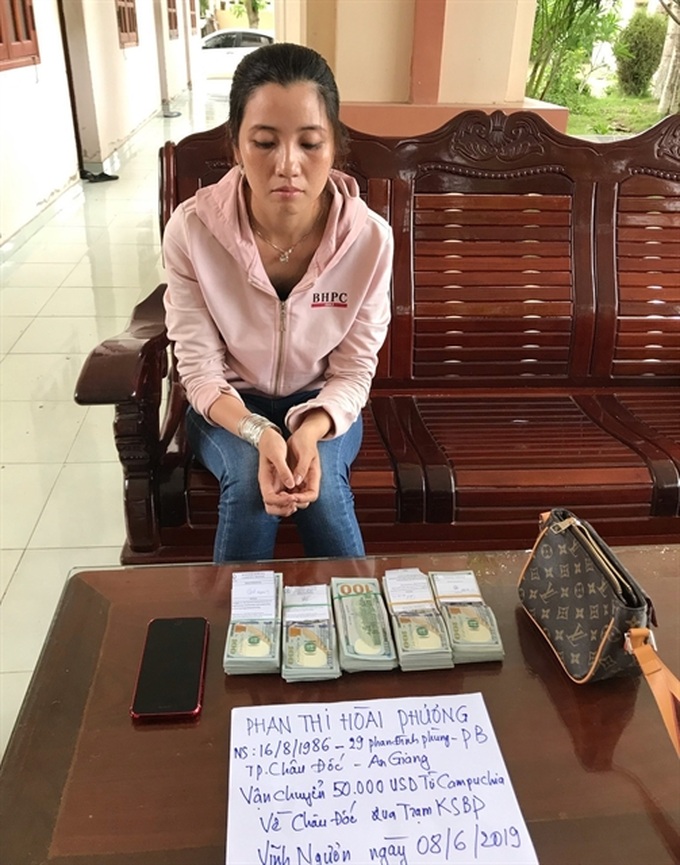 Woman held after for illegally transporting money - 1