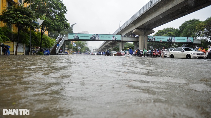 Heavy rain plagues Hanoians - 8 Heavy rain plagues Hanoians - 8