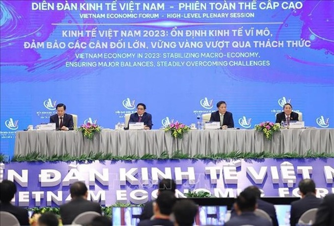 Prime Minister chairs fifth Vietnam Economic Forum - 1