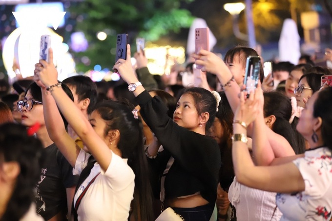 Vietnamese revelers jubilantly ring in New Year 2024 - 18 Vietnamese revelers jubilantly ring in New Year 2024 - 18