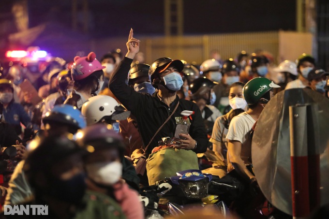HCM City streets face congestion as people try to leave - 13 HCM City streets face congestion as people try to leave - 13