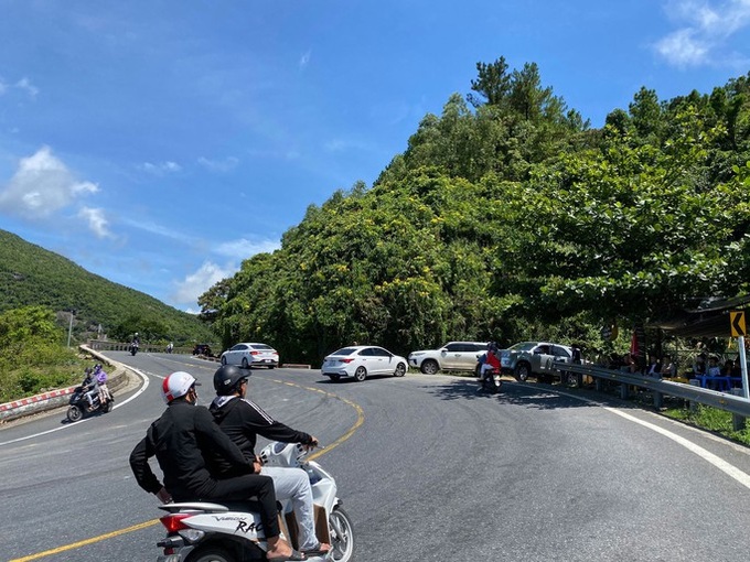 Illegal coffee shops pose traffic safety risks on Hai Van Pass - 1