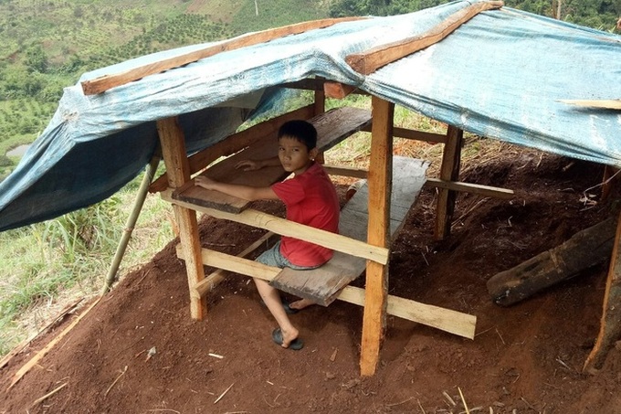 Dak Lak student attends online classes at makeshift tent - 2