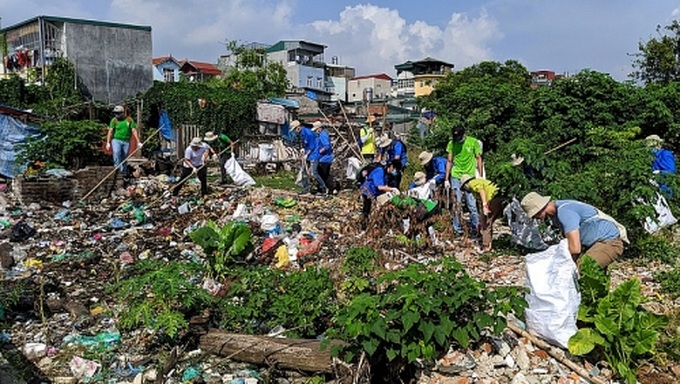 200 volunteers join in Red River and Long Bien Bridge Cleanup - 5