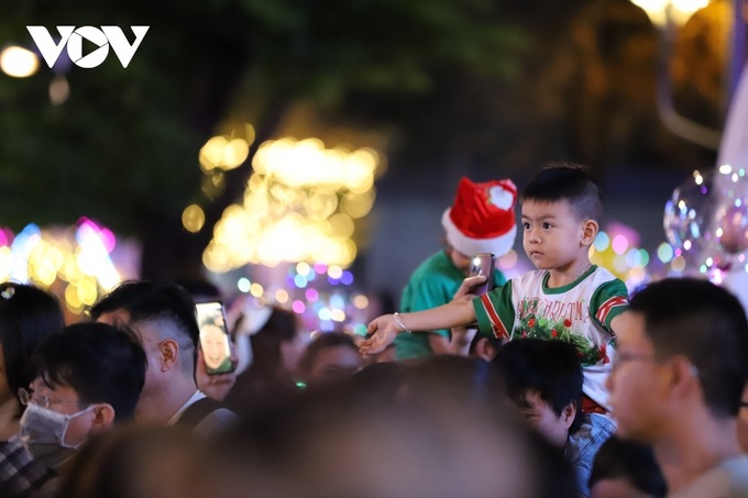 Vietnamese revelers jubilantly ring in New Year 2024 - 19 Vietnamese revelers jubilantly ring in New Year 2024 - 19