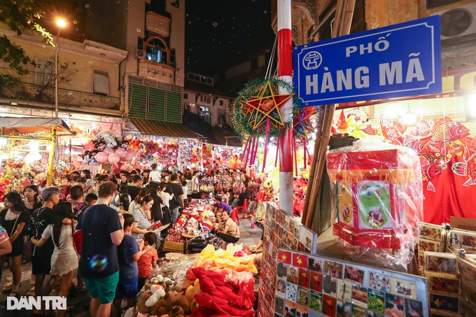 Mid-Autumn atmosphere covers Hanoi street - 2