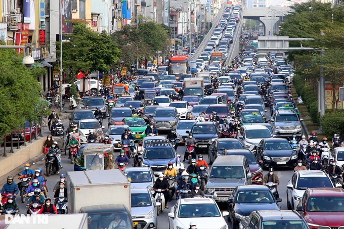 Hanoi streets jammed as Tet nears - 1