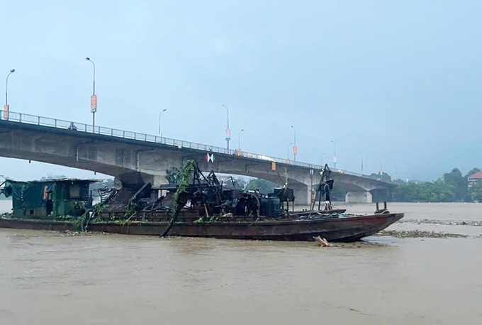 Drifting Chinese dredgers on the Red River brought ashore - 1 Drifting Chinese dredgers on the Red River brought ashore - 1
