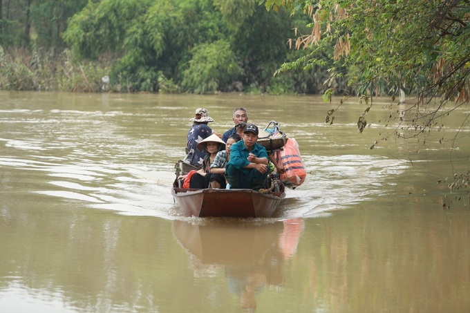 People on Red River islet struggling with flooding - 5 People on Red River islet struggling with flooding - 5