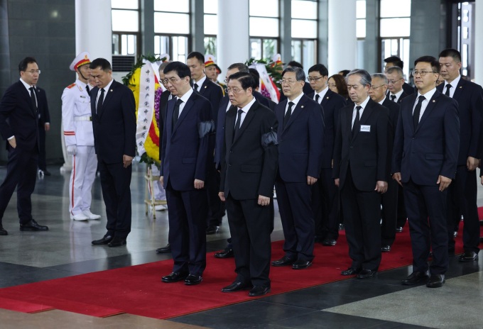 Foreign guests pay tribute to party leader Nguyen Phu Trong - 5