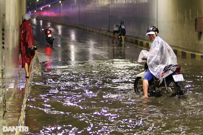 Danang tunnel severely submerged - 4