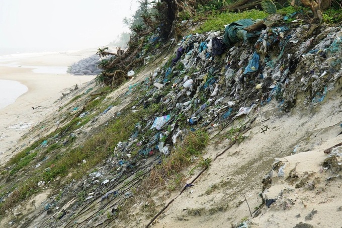Dump threatens Thua Thien Hue beach with pollution - 1 Dump threatens Thua Thien Hue beach with pollution - 1