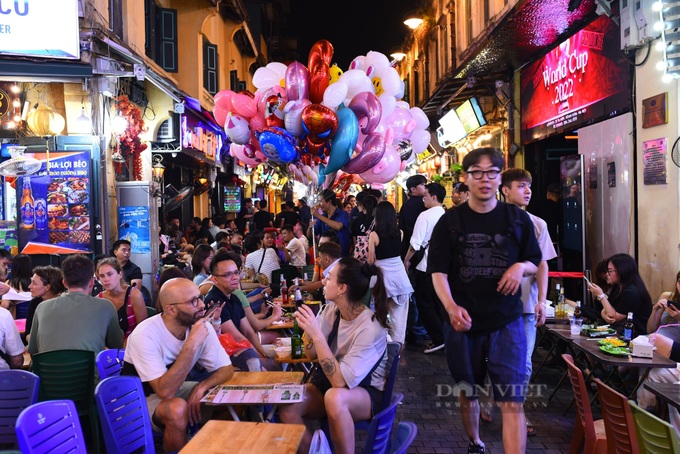 Foreigners flock to Hanoi street to cheer on World Cup - 7 Foreigners flock to Hanoi street to cheer on World Cup - 7