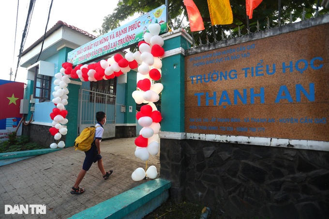 First schools reopen in virus-free HCM City locality - 1