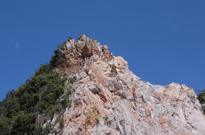 Precarious rocks pose dangers for Thanh Hoa overpass - 2 Precarious rocks pose dangers for Thanh Hoa overpass - 2