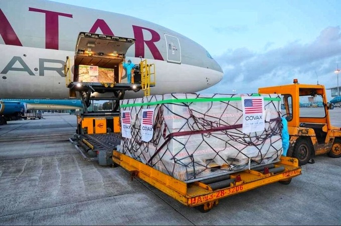 Two million US donated Moderna Vaccine doses arrive in Hanoi - 1