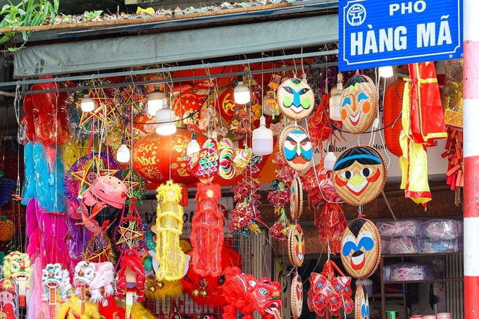 Hanoi street bustles as Mid-Autumn festival nears - 1