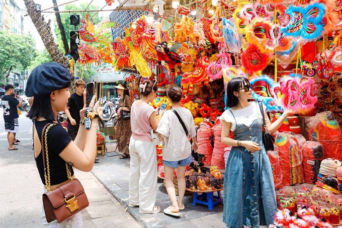 Hanoi street bustles as Mid-Autumn festival nears - 5
