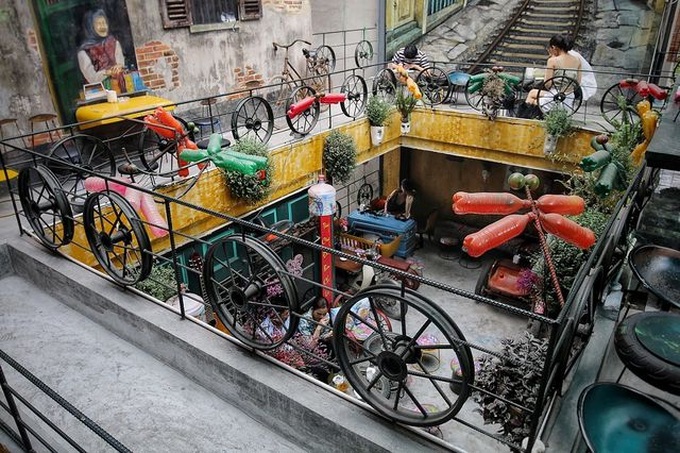 Hanoi coffee shop decorated with recycled items - 2 Hanoi coffee shop decorated with recycled items - 2