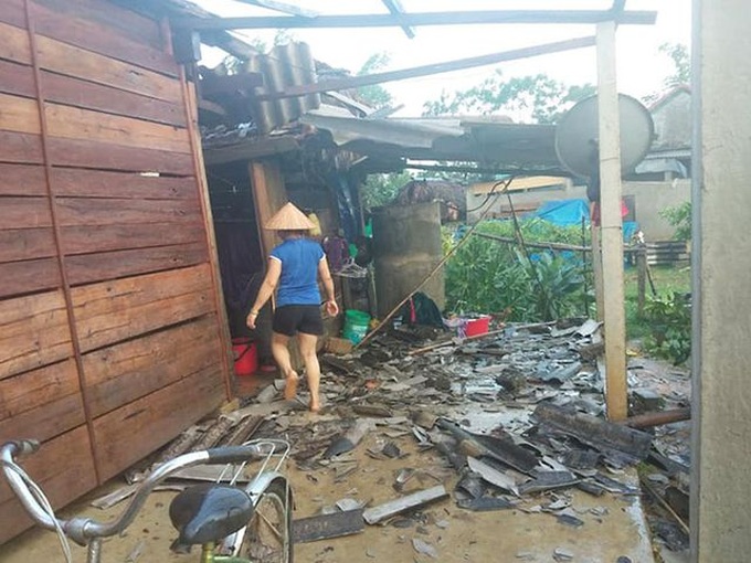 Torrential rain damages many houses, uproot trees in central region - 1