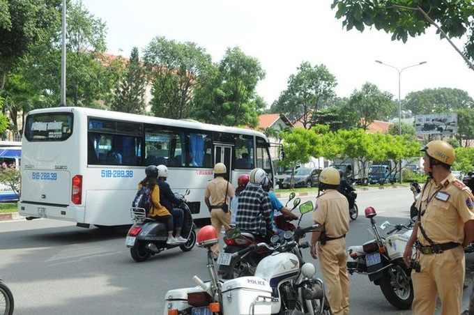 Thousands of traffic violations reported in HCM City - 1